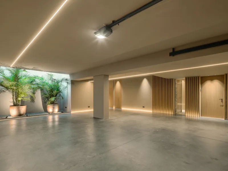 Nestled gracefully upon the verdant slopes of Nueva Andalucía, this villa is a triumph of modern elegance and luxurious design, an embodiment of serene sophistication. As you approach the property, you are greeted by a grand entrance framed by sleek lines