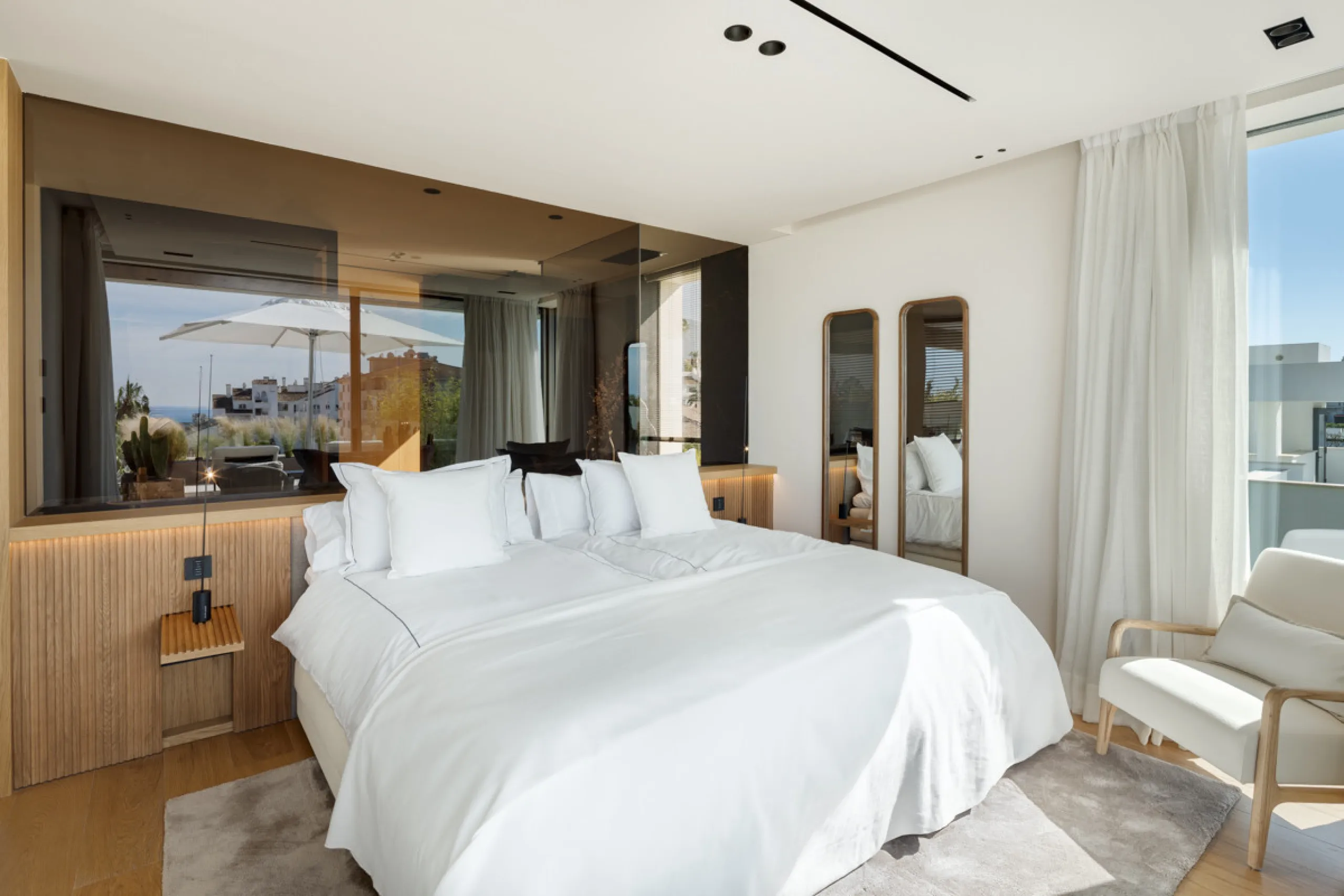 Nestled gracefully upon the verdant slopes of Nueva Andalucía, this villa is a triumph of modern elegance and luxurious design, an embodiment of serene sophistication. As you approach the property, you are greeted by a grand entrance framed by sleek lines