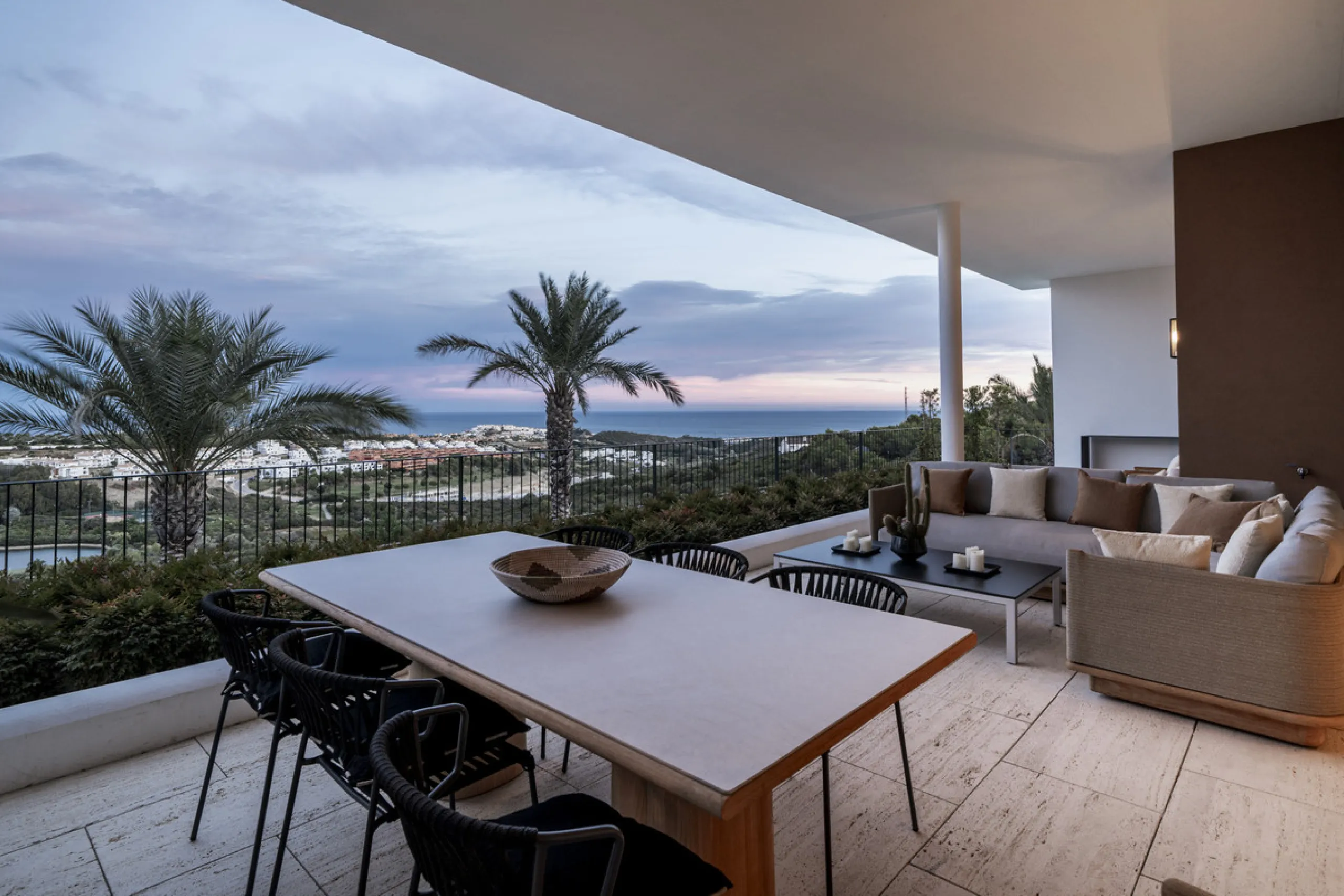 Nestled just moments from the charming village of Casares and less than a mile from the beach, this exclusive apartment combines luxury, privacy, and the ambiance of a five-star resort.