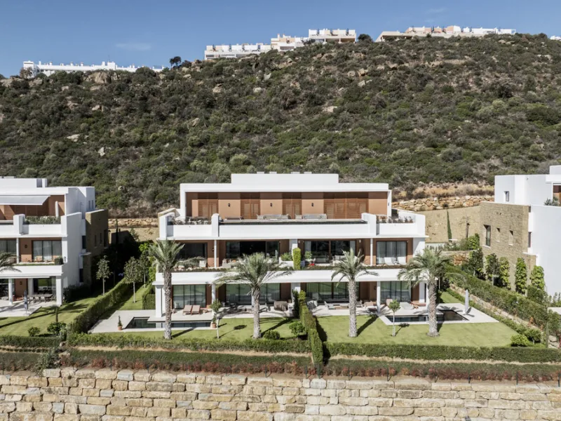Nestled just moments from the charming village of Casares and less than a mile from the beach, this exclusive apartment combines luxury, privacy, and the ambiance of a five-star resort.