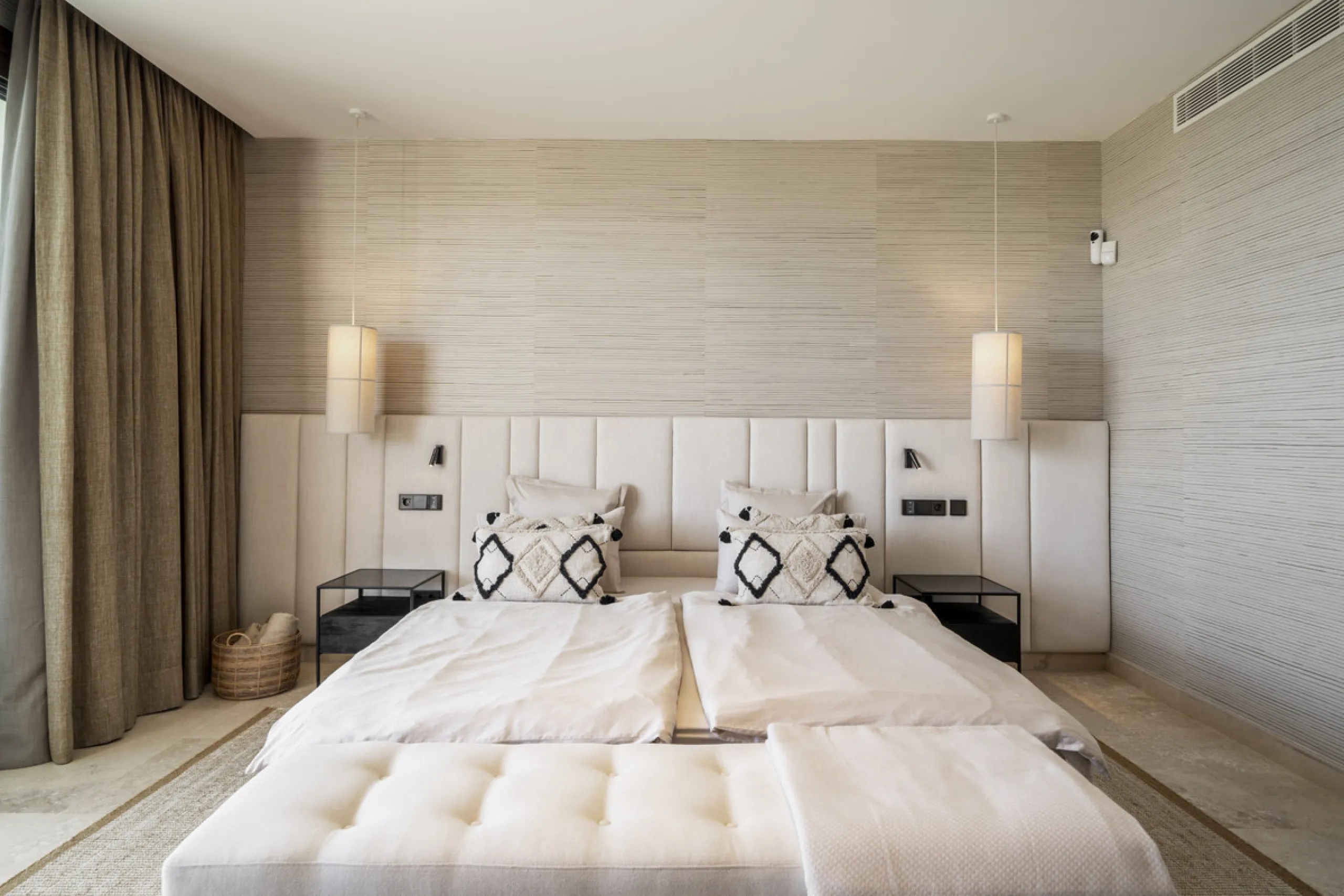 Nestled just moments from the charming village of Casares and less than a mile from the beach, this exclusive apartment combines luxury, privacy, and the ambiance of a five-star resort.