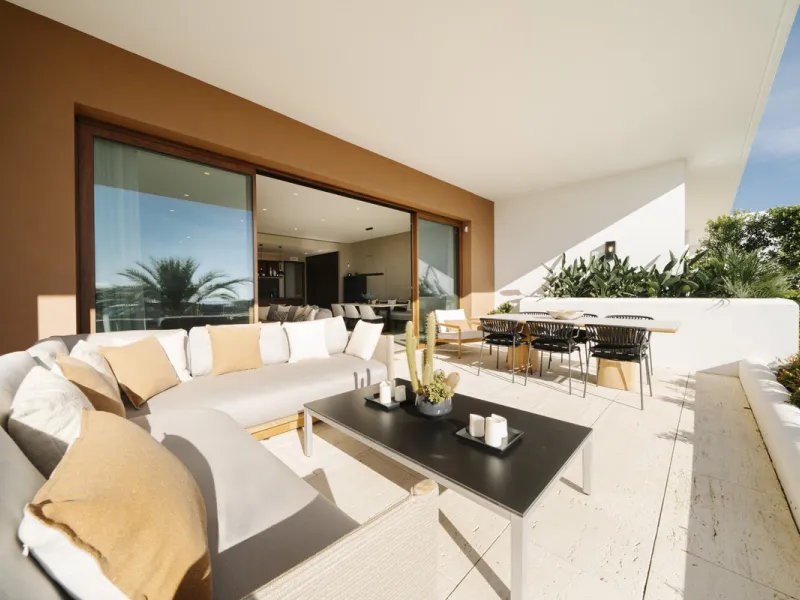 Nestled just moments from the charming village of Casares and less than a mile from the beach, this exclusive apartment combines luxury, privacy, and the ambiance of a five-star resort.