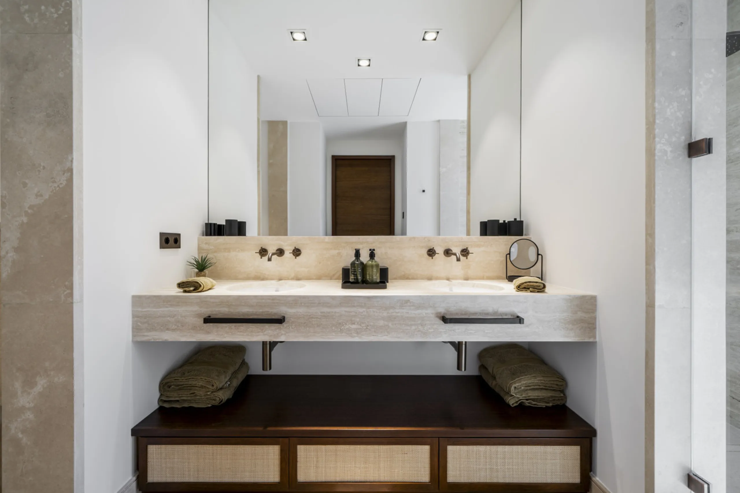 Nestled just moments from the charming village of Casares and less than a mile from the beach, this exclusive apartment combines luxury, privacy, and the ambiance of a five-star resort.