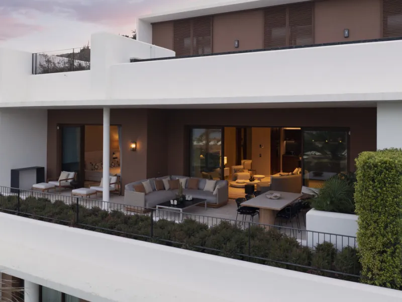 Nestled just moments from the charming village of Casares and less than a mile from the beach, this exclusive apartment combines luxury, privacy, and the ambiance of a five-star resort.