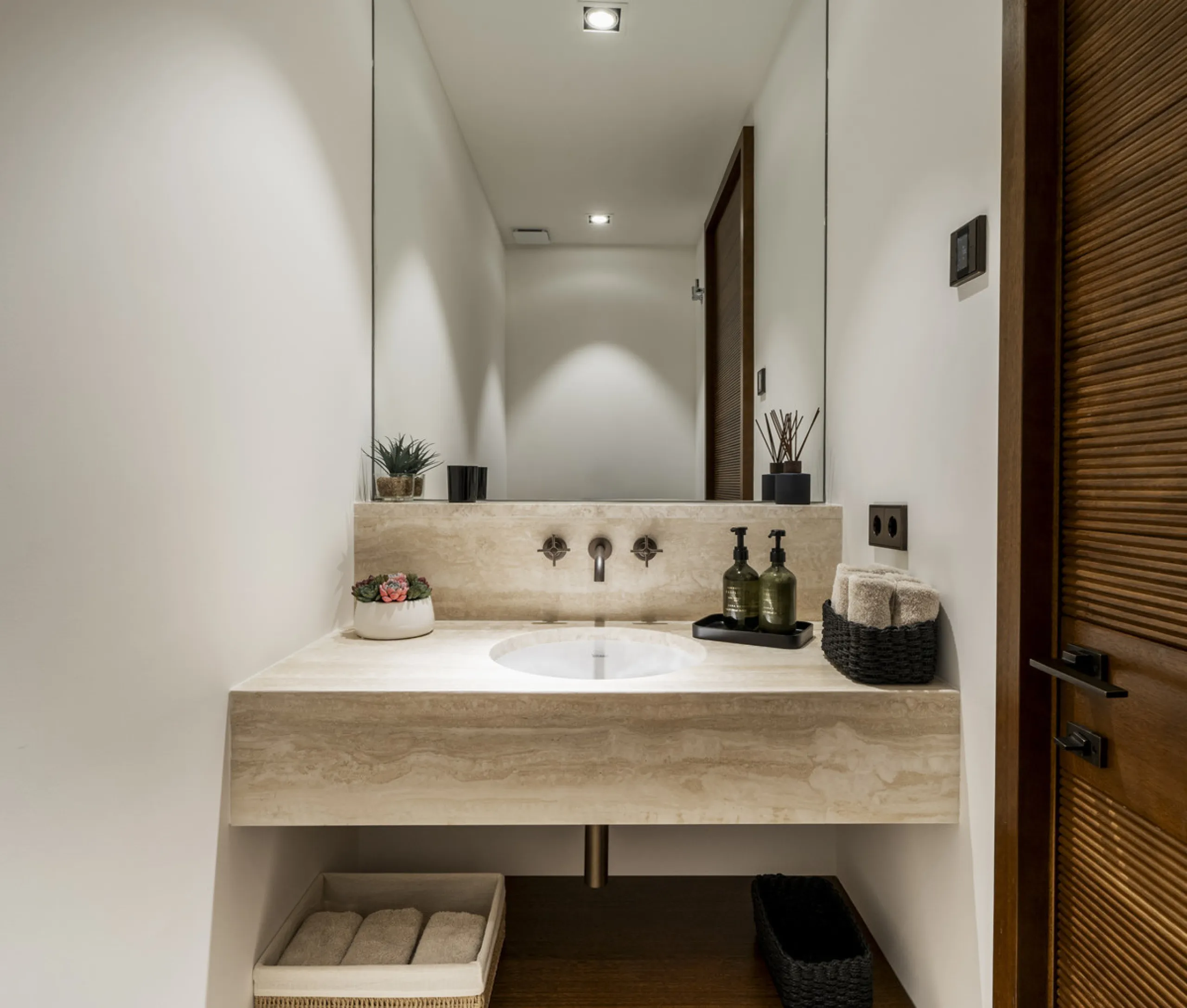 Nestled just moments from the charming village of Casares and less than a mile from the beach, this exclusive apartment combines luxury, privacy, and the ambiance of a five-star resort.