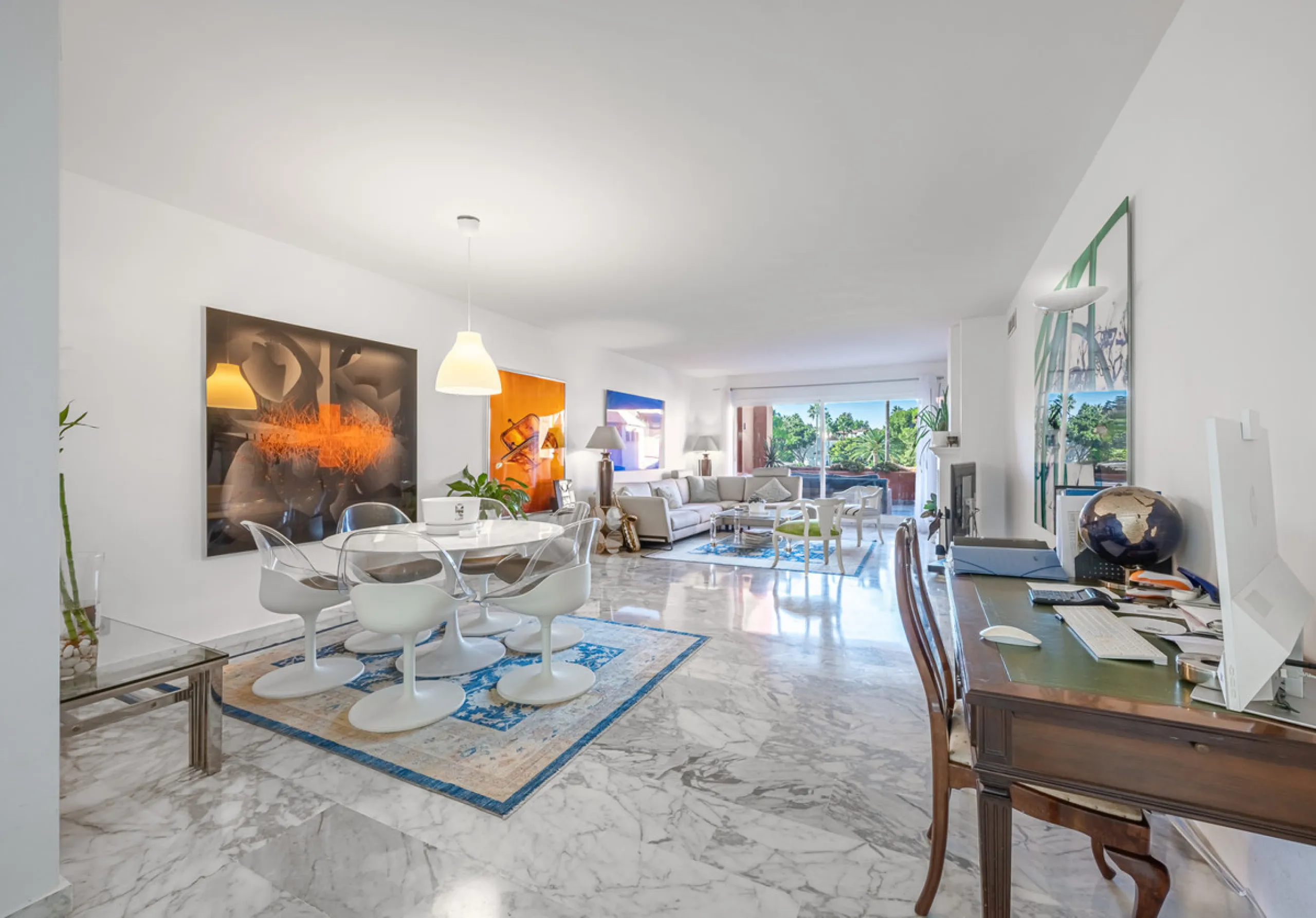 Alhambra del Golf is a gated residential complex located in the privileged area of Guadalmina Baja and Casasola. Just a few minutes' walk from the beach.