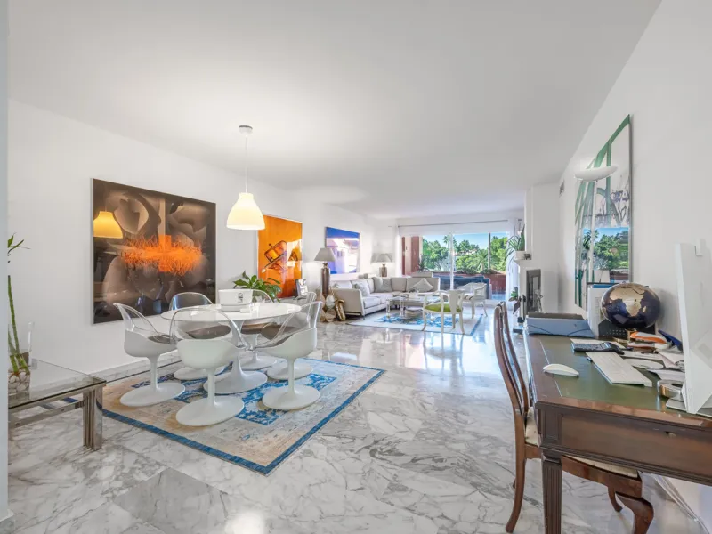 Alhambra del Golf is a gated residential complex located in the privileged area of Guadalmina Baja and Casasola. Just a few minutes' walk from the beach.