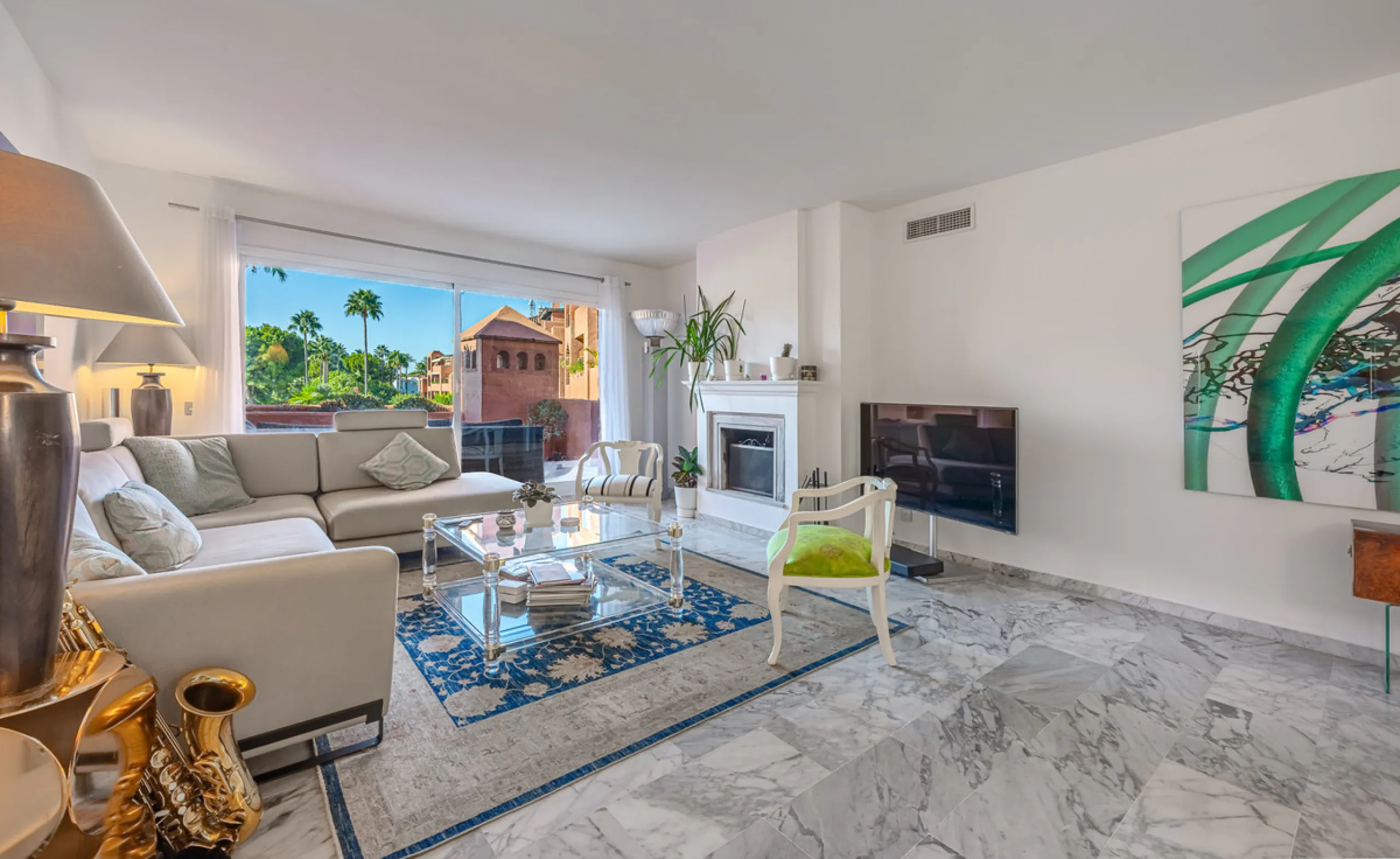 Alhambra del Golf is a gated residential complex located in the privileged area of Guadalmina Baja and Casasola. Just a few minutes' walk from the beach.