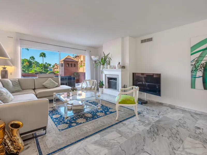 Alhambra del Golf is a gated residential complex located in the privileged area of Guadalmina Baja and Casasola. Just a few minutes' walk from the beach.