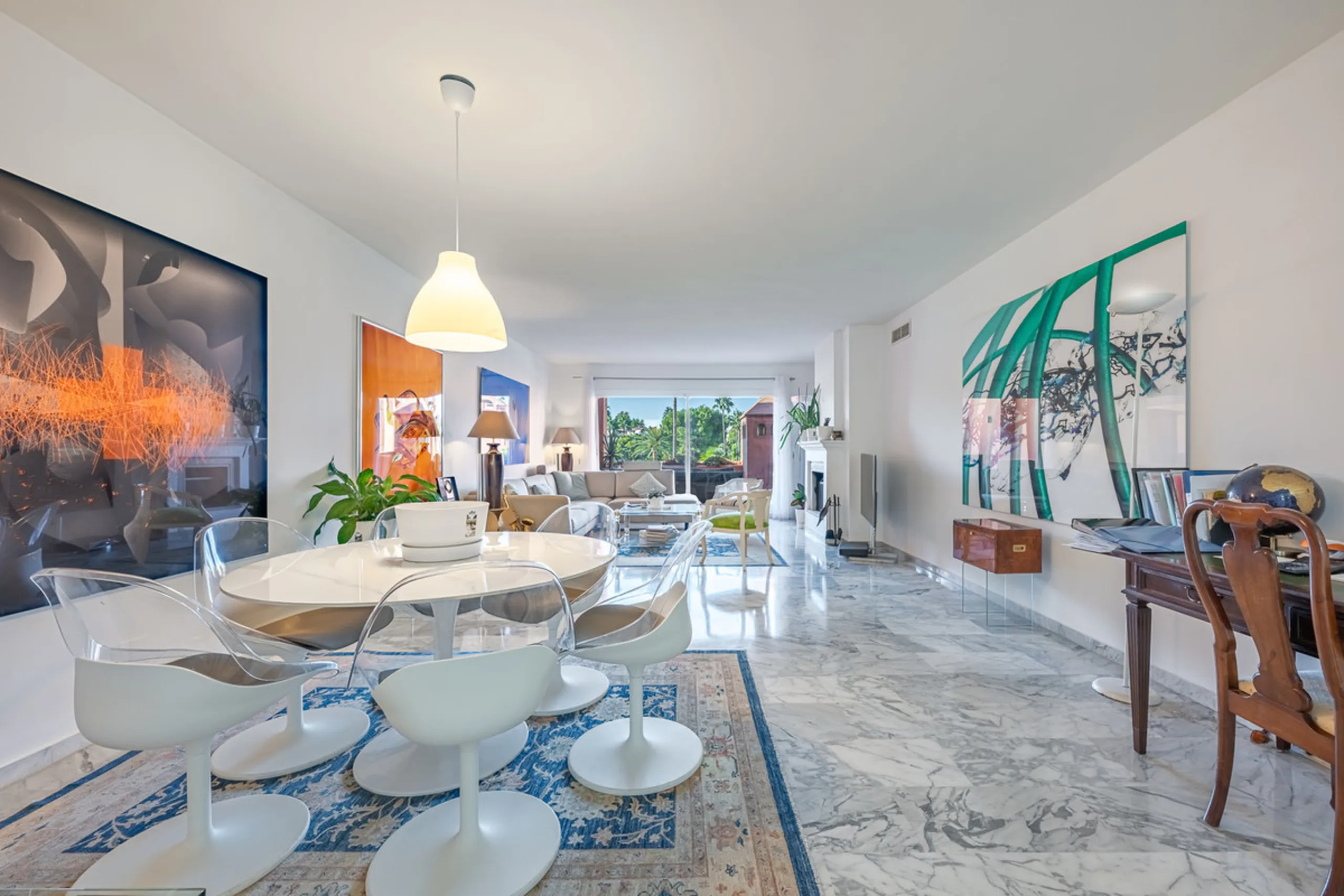 Alhambra del Golf is a gated residential complex located in the privileged area of Guadalmina Baja and Casasola. Just a few minutes' walk from the beach.