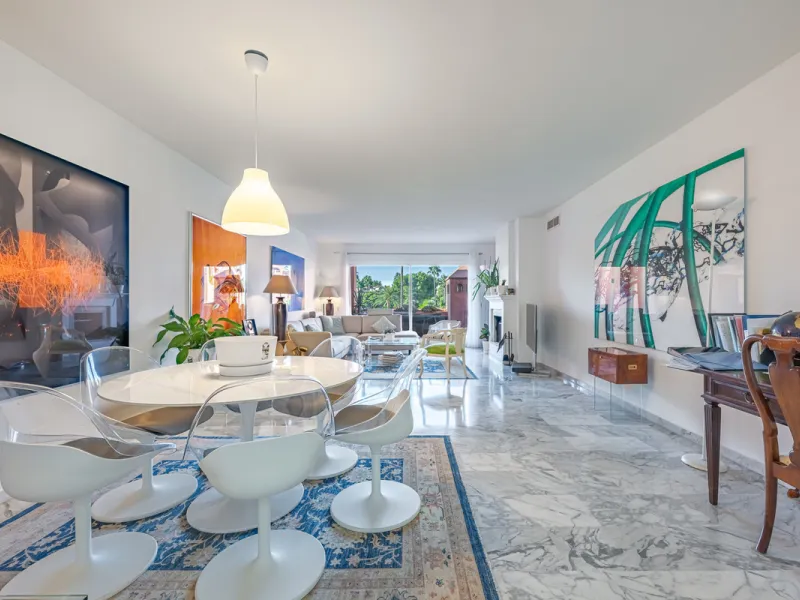 Alhambra del Golf is a gated residential complex located in the privileged area of Guadalmina Baja and Casasola. Just a few minutes' walk from the beach.