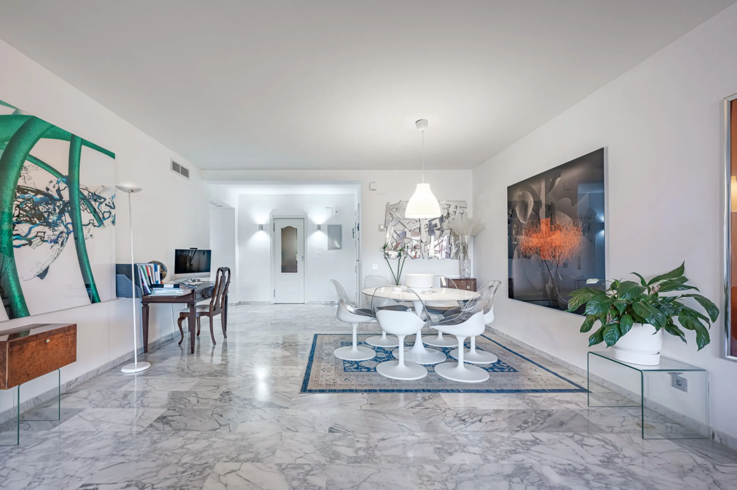 Alhambra del Golf is a gated residential complex located in the privileged area of Guadalmina Baja and Casasola. Just a few minutes' walk from the beach.