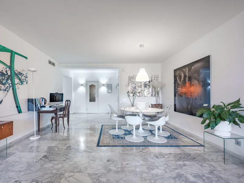 Alhambra del Golf is a gated residential complex located in the privileged area of Guadalmina Baja and Casasola. Just a few minutes' walk from the beach.