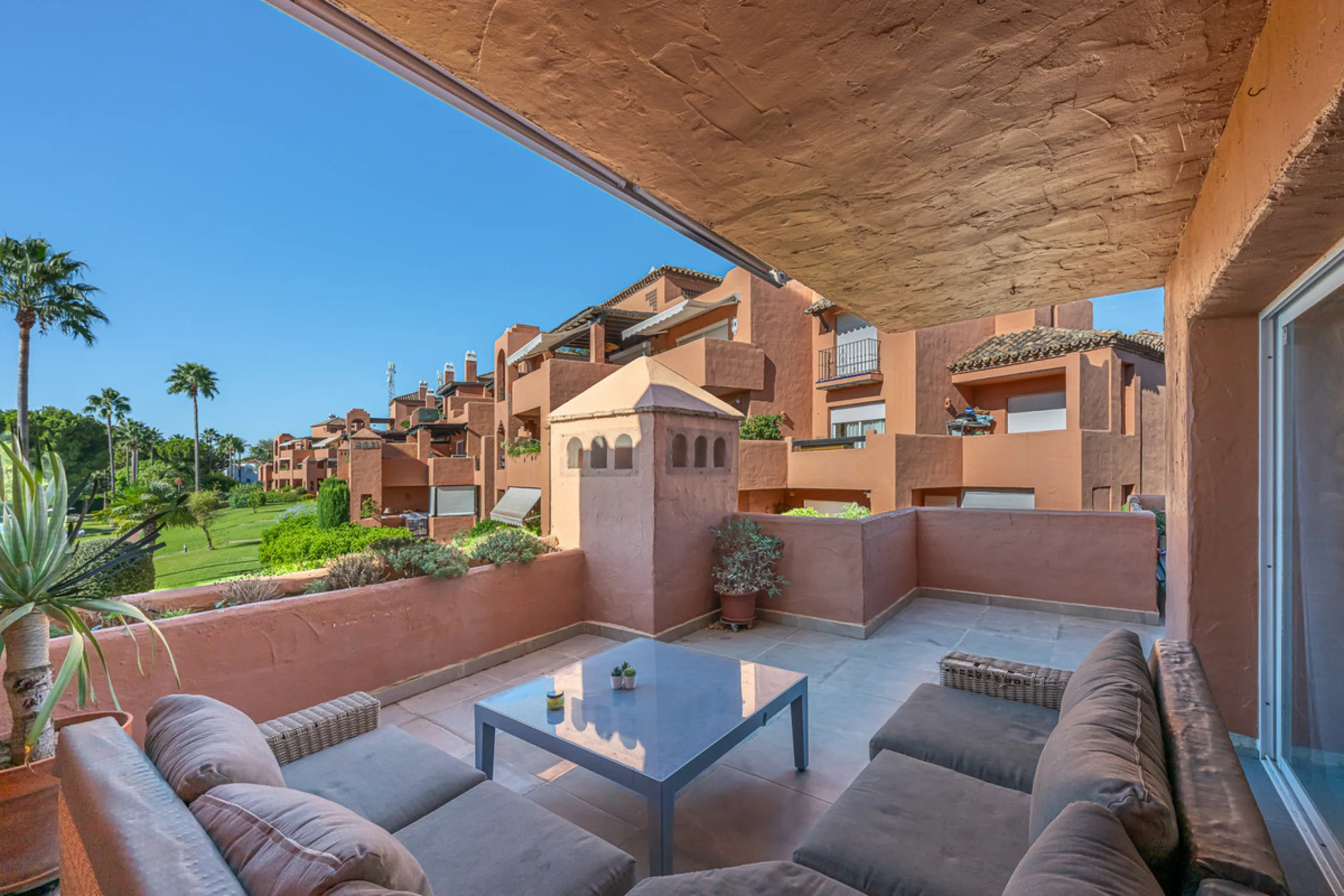 Alhambra del Golf is a gated residential complex located in the privileged area of Guadalmina Baja and Casasola. Just a few minutes' walk from the beach.