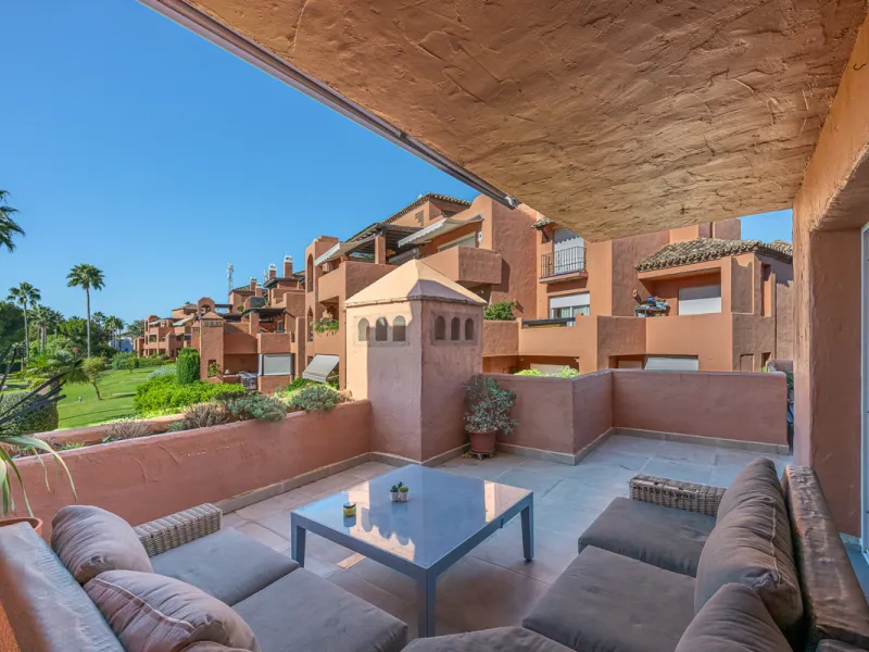 Alhambra del Golf is a gated residential complex located in the privileged area of Guadalmina Baja and Casasola. Just a few minutes' walk from the beach.