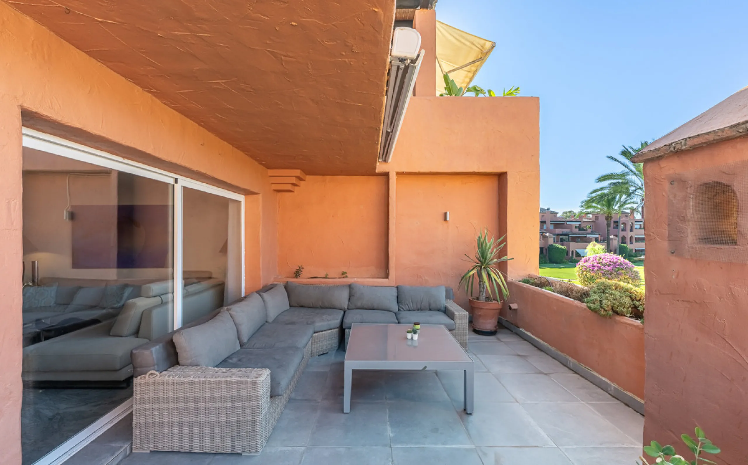 Alhambra del Golf is a gated residential complex located in the privileged area of Guadalmina Baja and Casasola. Just a few minutes' walk from the beach.