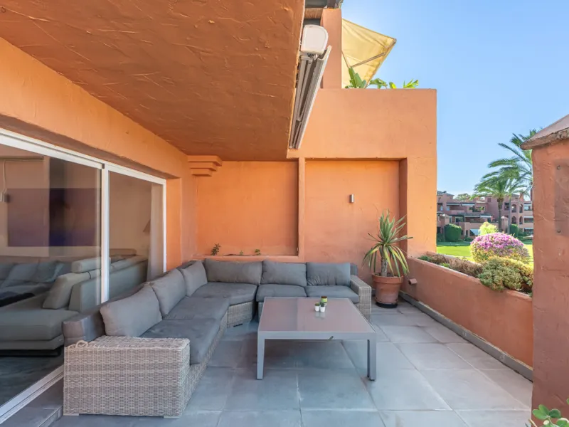 Alhambra del Golf is a gated residential complex located in the privileged area of Guadalmina Baja and Casasola. Just a few minutes' walk from the beach.