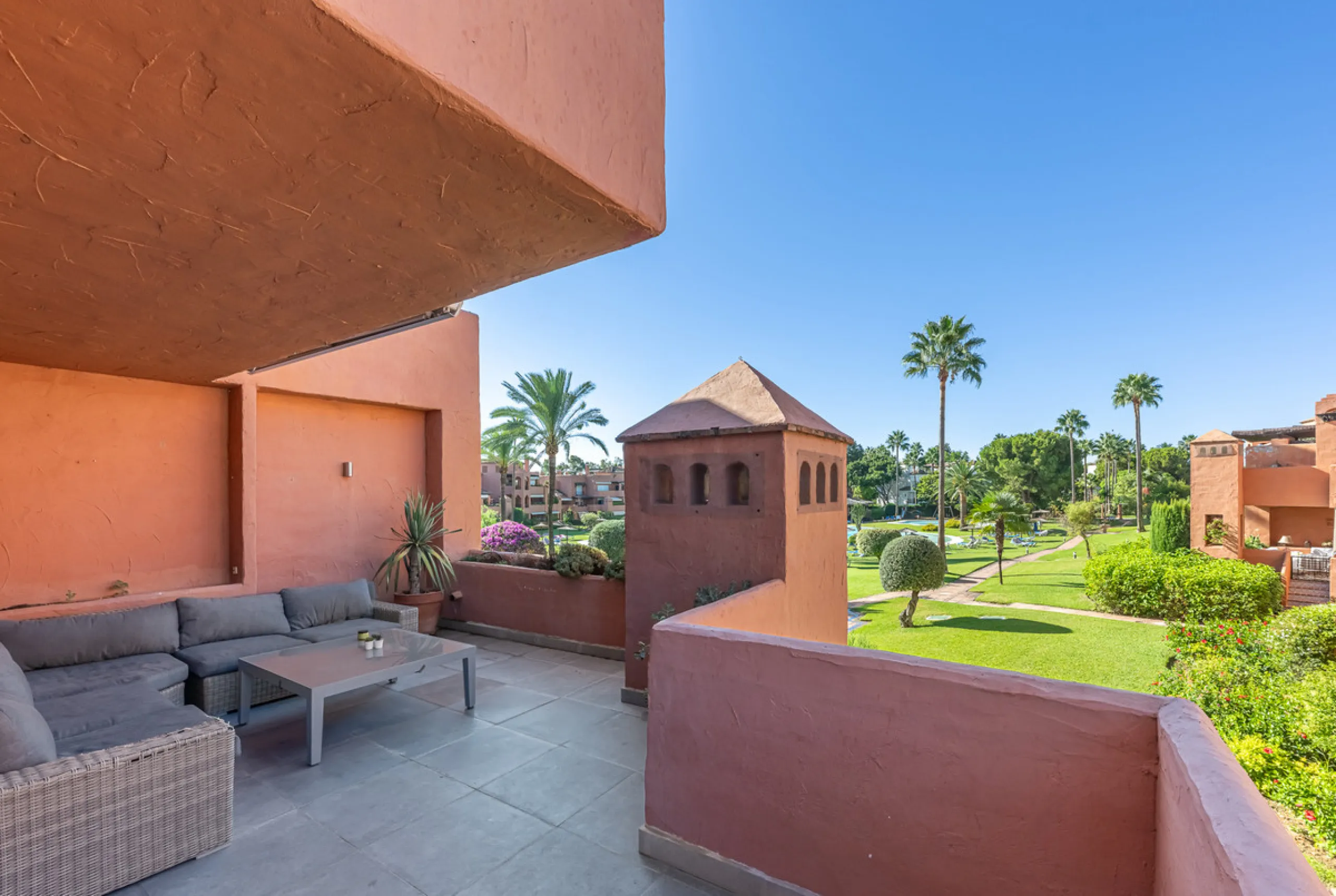 Alhambra del Golf is a gated residential complex located in the privileged area of Guadalmina Baja and Casasola. Just a few minutes' walk from the beach.