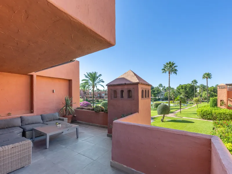 Alhambra del Golf is a gated residential complex located in the privileged area of Guadalmina Baja and Casasola. Just a few minutes' walk from the beach.
