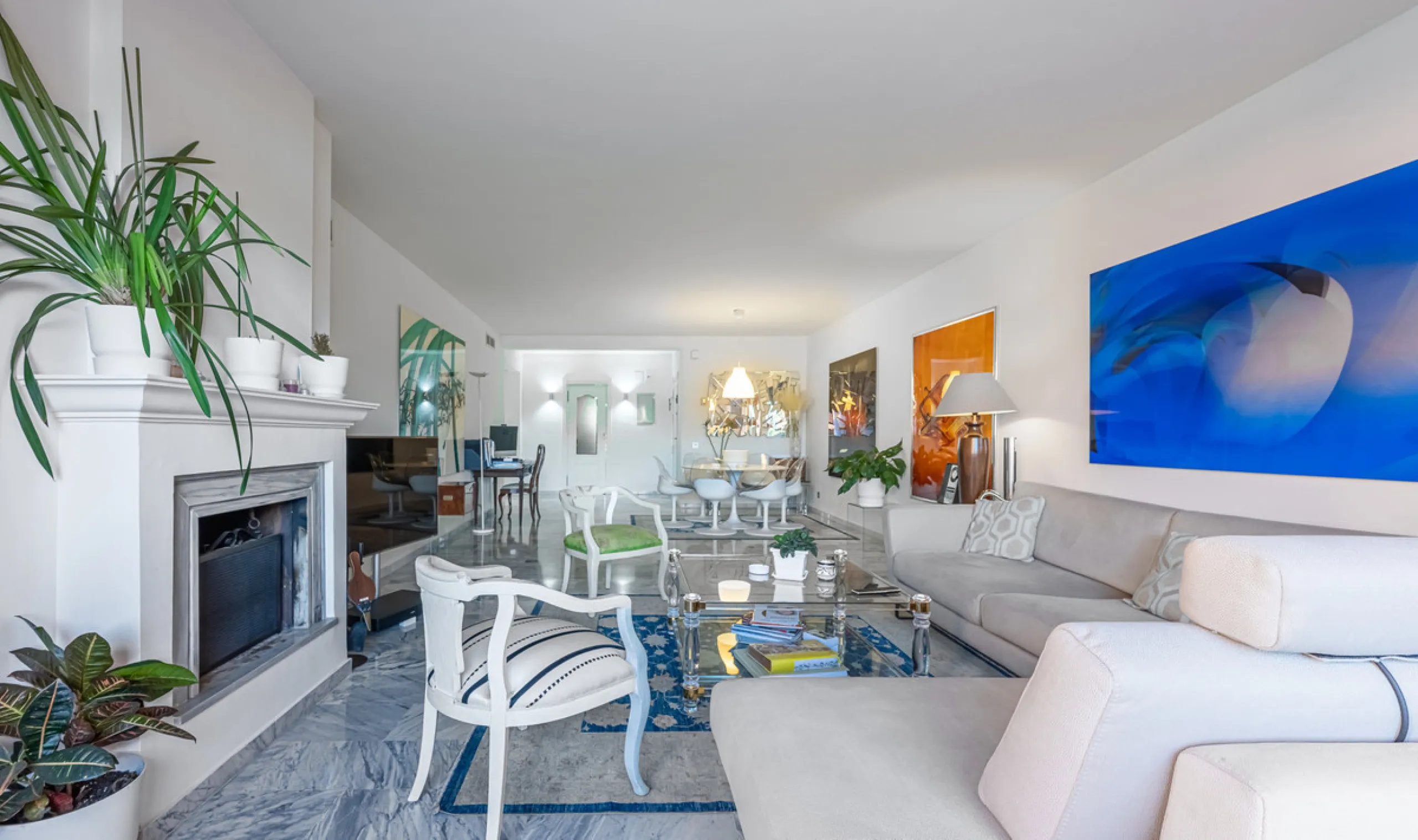 Alhambra del Golf is a gated residential complex located in the privileged area of Guadalmina Baja and Casasola. Just a few minutes' walk from the beach.
