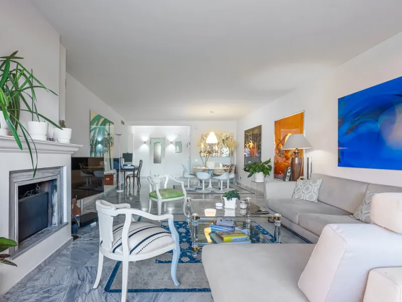 Alhambra del Golf is a gated residential complex located in the privileged area of Guadalmina Baja and Casasola. Just a few minutes' walk from the beach.