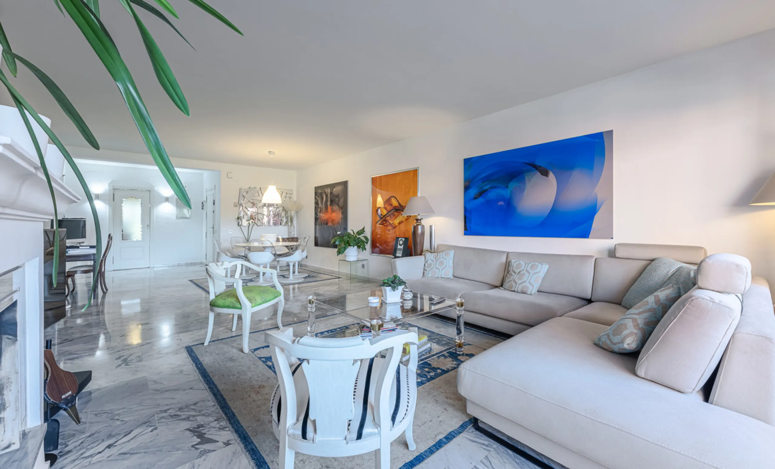 Alhambra del Golf is a gated residential complex located in the privileged area of Guadalmina Baja and Casasola. Just a few minutes' walk from the beach.