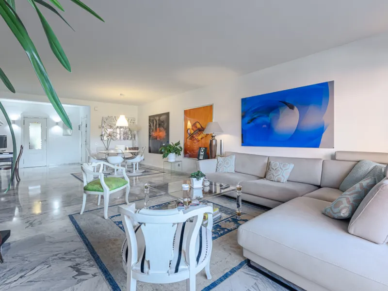 Alhambra del Golf is a gated residential complex located in the privileged area of Guadalmina Baja and Casasola. Just a few minutes' walk from the beach.