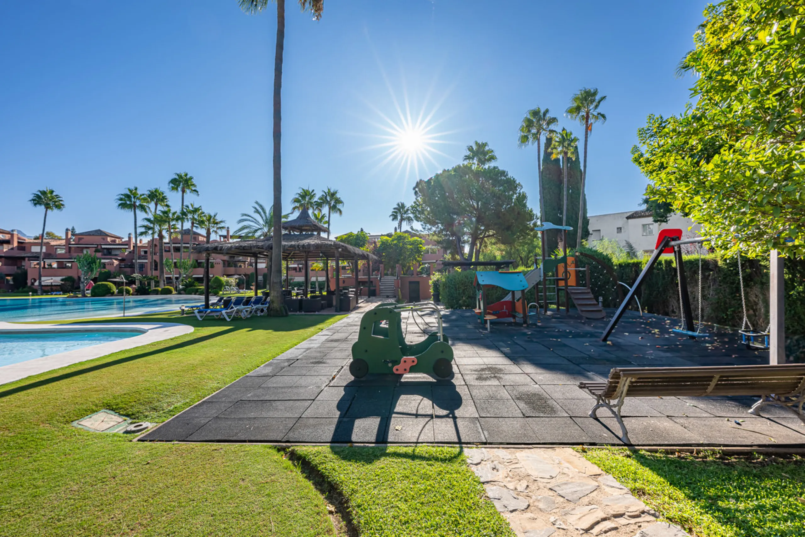 Alhambra del Golf is a gated residential complex located in the privileged area of Guadalmina Baja and Casasola. Just a few minutes' walk from the beach.
