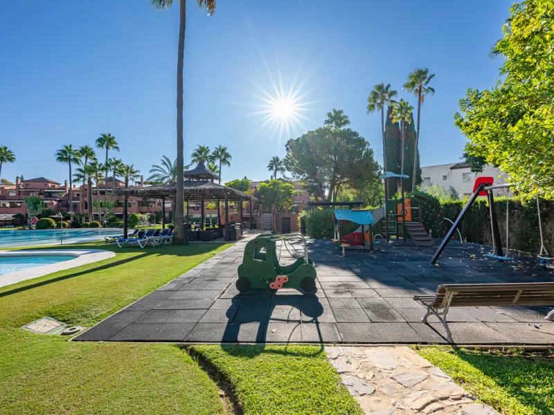Alhambra del Golf is a gated residential complex located in the privileged area of Guadalmina Baja and Casasola. Just a few minutes' walk from the beach.