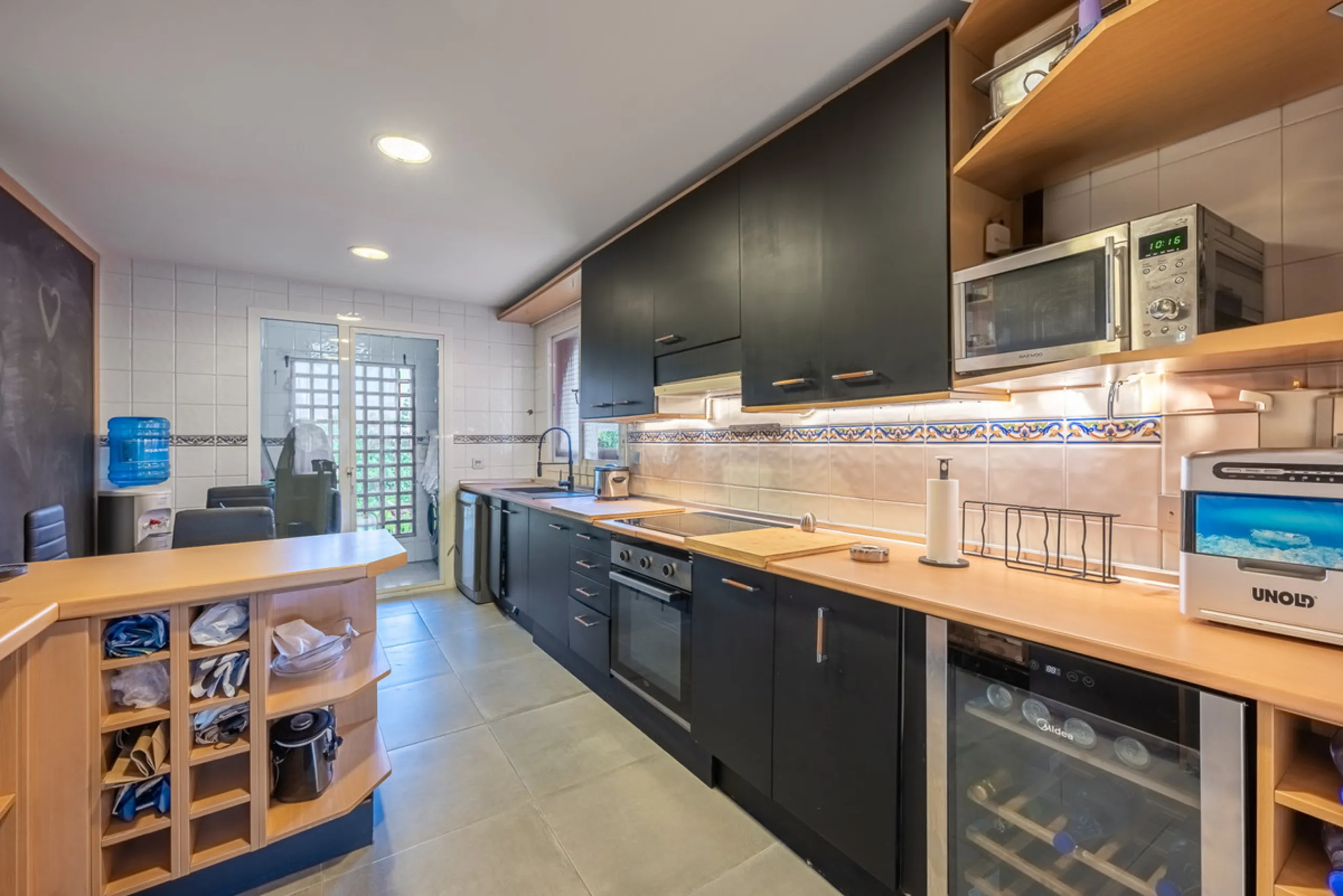 Alhambra del Golf is a gated residential complex located in the privileged area of Guadalmina Baja and Casasola. Just a few minutes' walk from the beach.