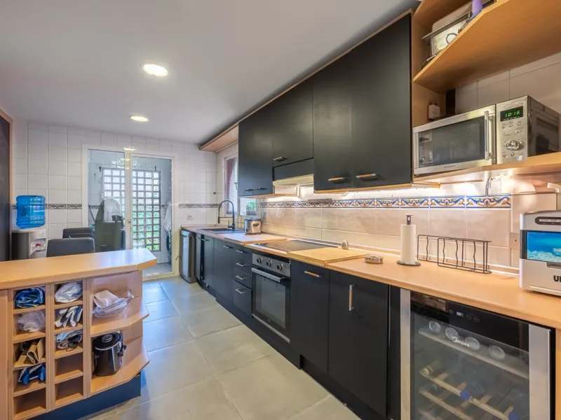 Alhambra del Golf is a gated residential complex located in the privileged area of Guadalmina Baja and Casasola. Just a few minutes' walk from the beach.