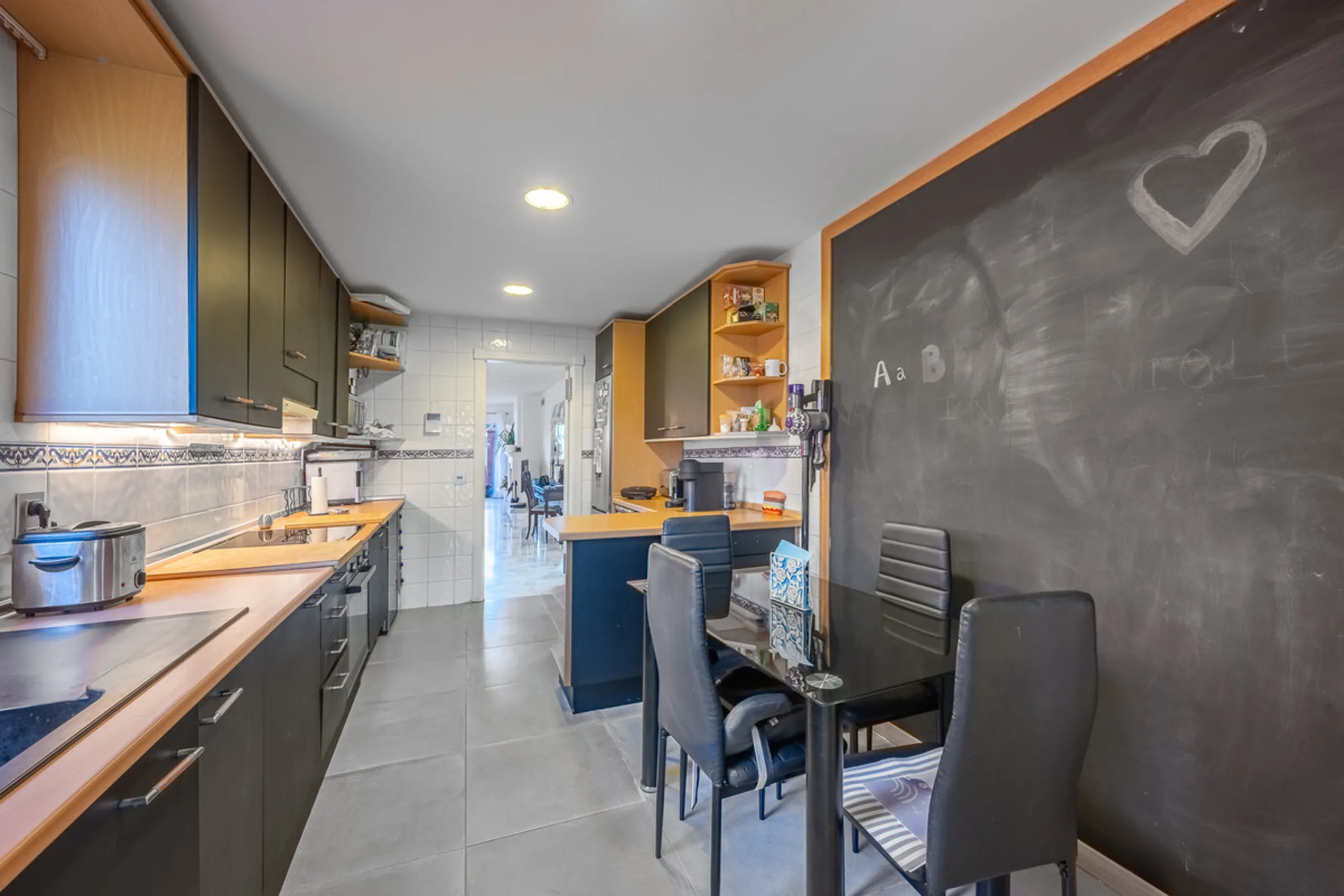 Alhambra del Golf is a gated residential complex located in the privileged area of Guadalmina Baja and Casasola. Just a few minutes' walk from the beach.