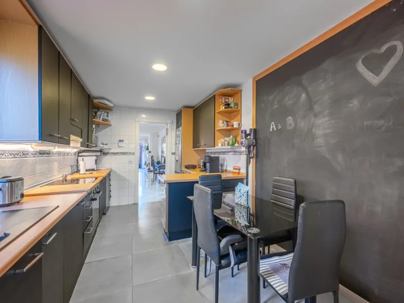Alhambra del Golf is a gated residential complex located in the privileged area of Guadalmina Baja and Casasola. Just a few minutes' walk from the beach.