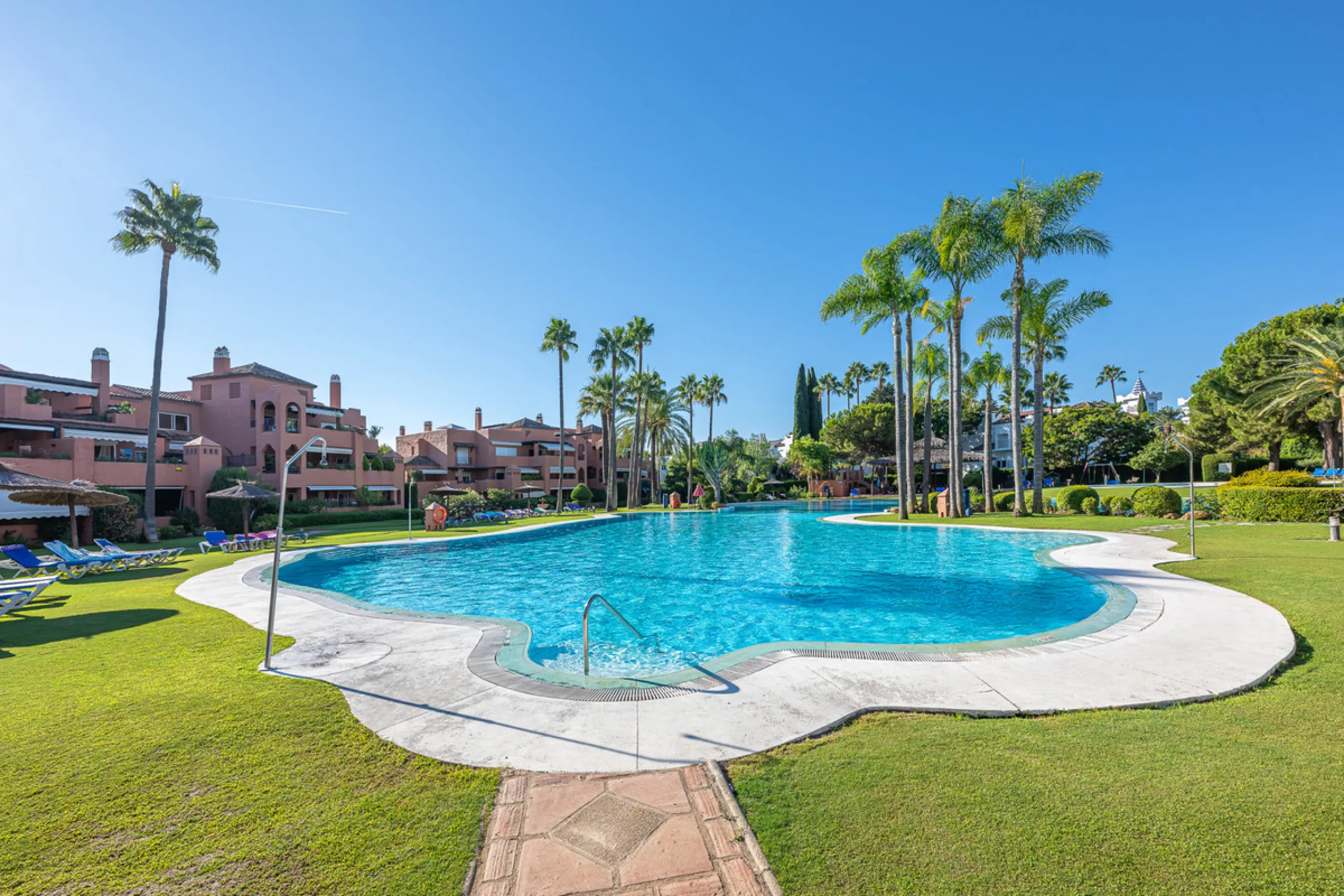 Alhambra del Golf is a gated residential complex located in the privileged area of Guadalmina Baja and Casasola. Just a few minutes' walk from the beach.