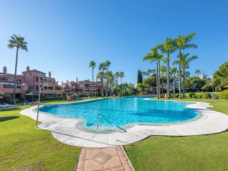 Alhambra del Golf is a gated residential complex located in the privileged area of Guadalmina Baja and Casasola. Just a few minutes' walk from the beach.