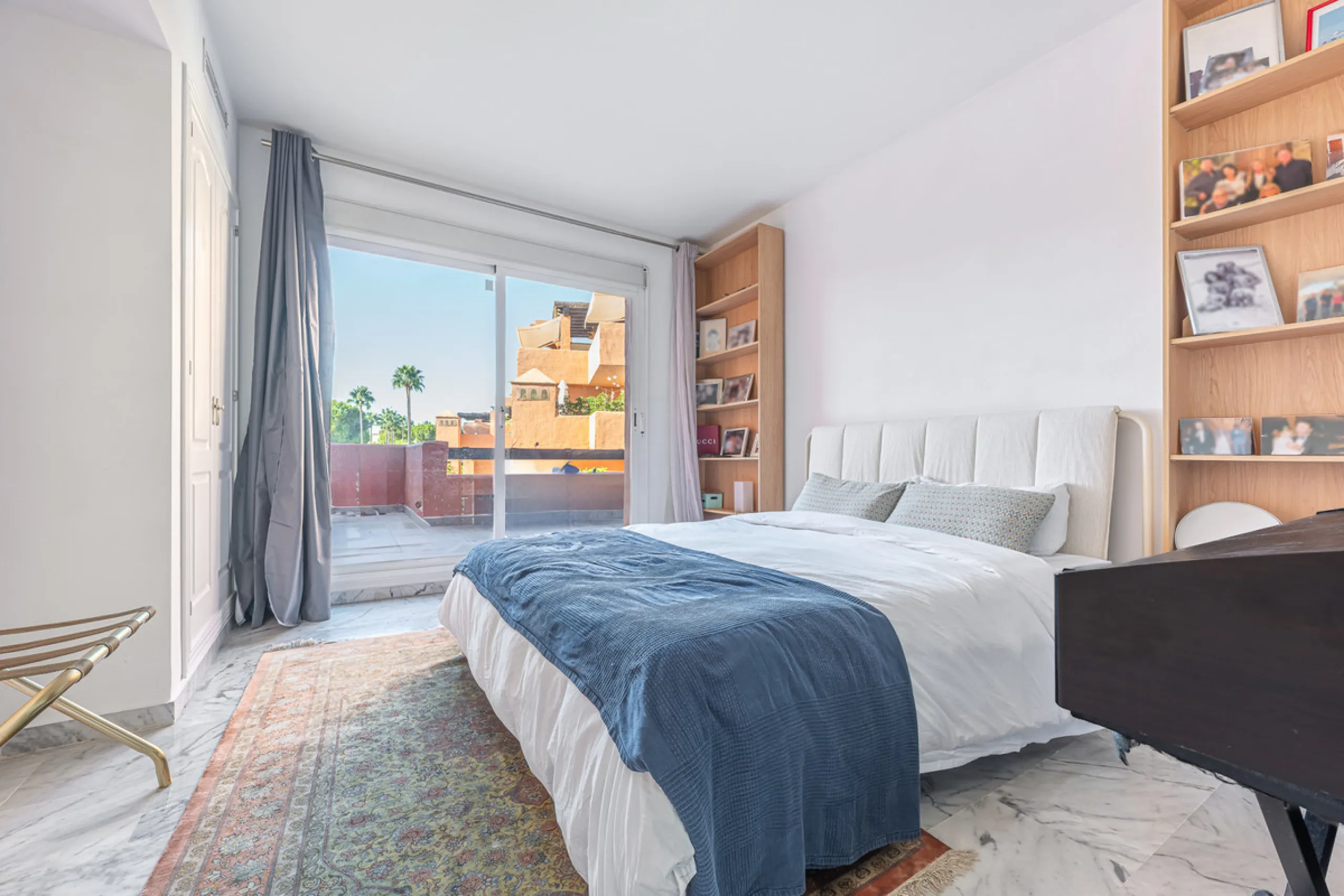 Alhambra del Golf is a gated residential complex located in the privileged area of Guadalmina Baja and Casasola. Just a few minutes' walk from the beach.