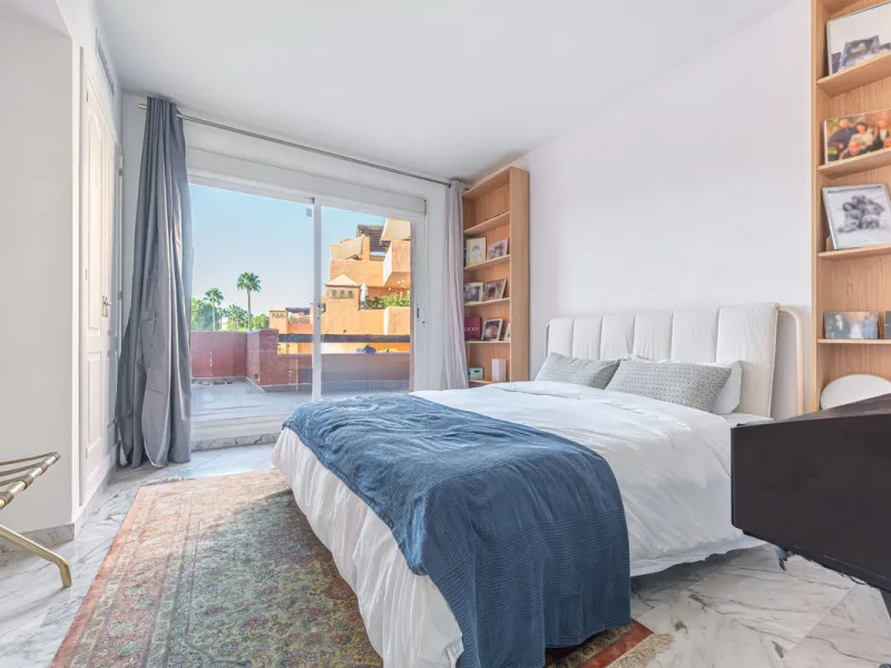 Alhambra del Golf is a gated residential complex located in the privileged area of Guadalmina Baja and Casasola. Just a few minutes' walk from the beach.