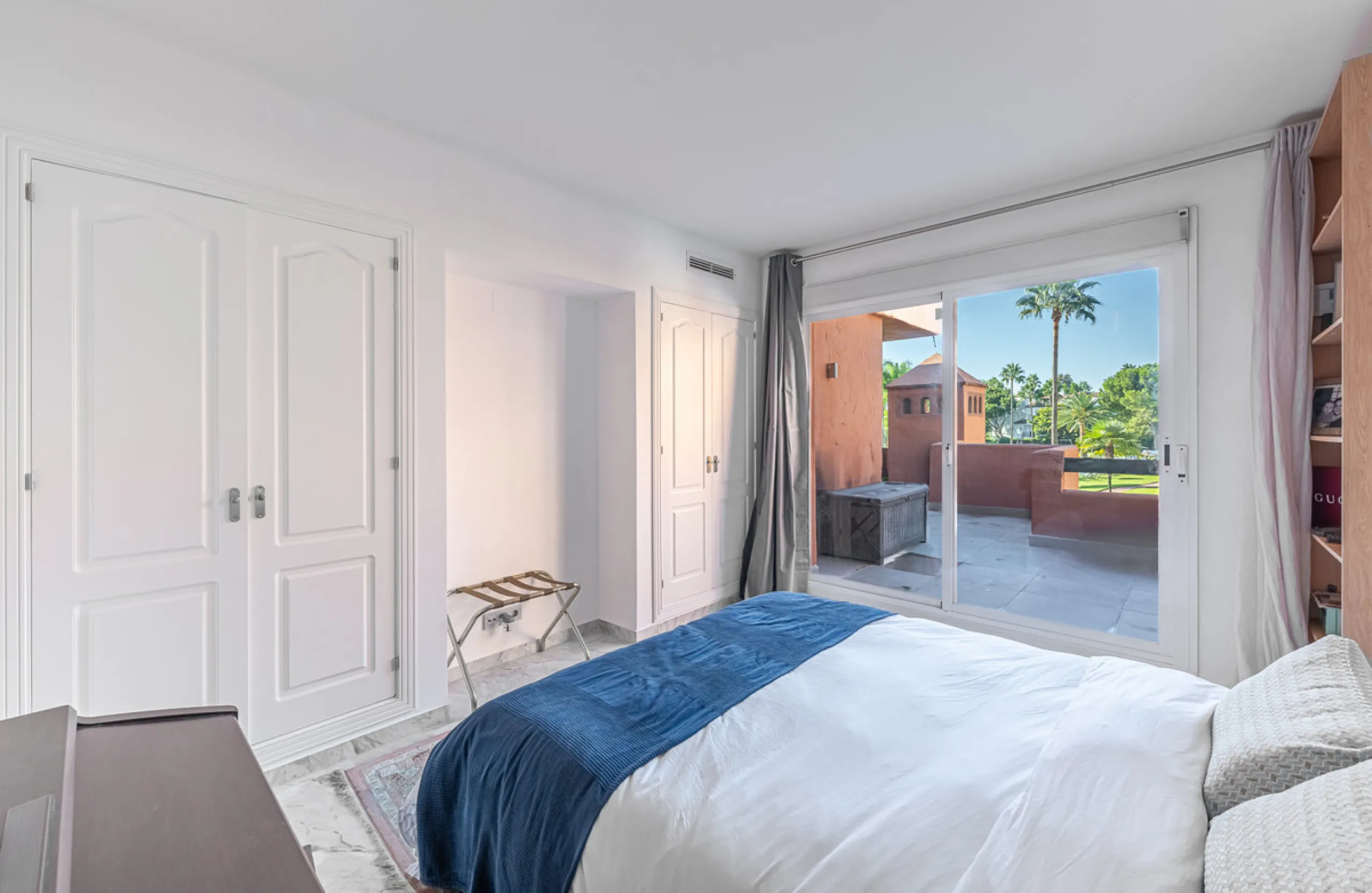 Alhambra del Golf is a gated residential complex located in the privileged area of Guadalmina Baja and Casasola. Just a few minutes' walk from the beach.