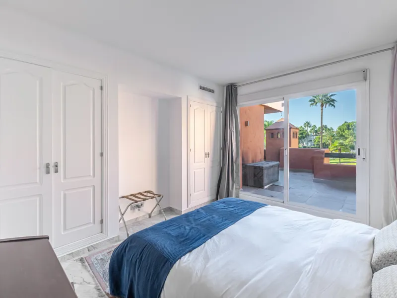 Alhambra del Golf is a gated residential complex located in the privileged area of Guadalmina Baja and Casasola. Just a few minutes' walk from the beach.