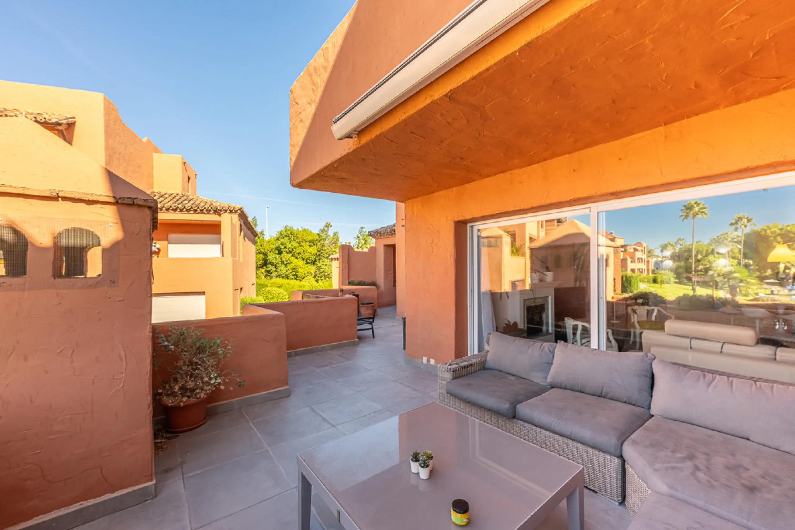 Alhambra del Golf is a gated residential complex located in the privileged area of Guadalmina Baja and Casasola. Just a few minutes' walk from the beach.