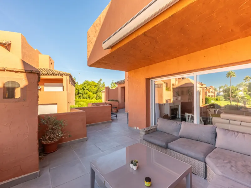Alhambra del Golf is a gated residential complex located in the privileged area of Guadalmina Baja and Casasola. Just a few minutes' walk from the beach.
