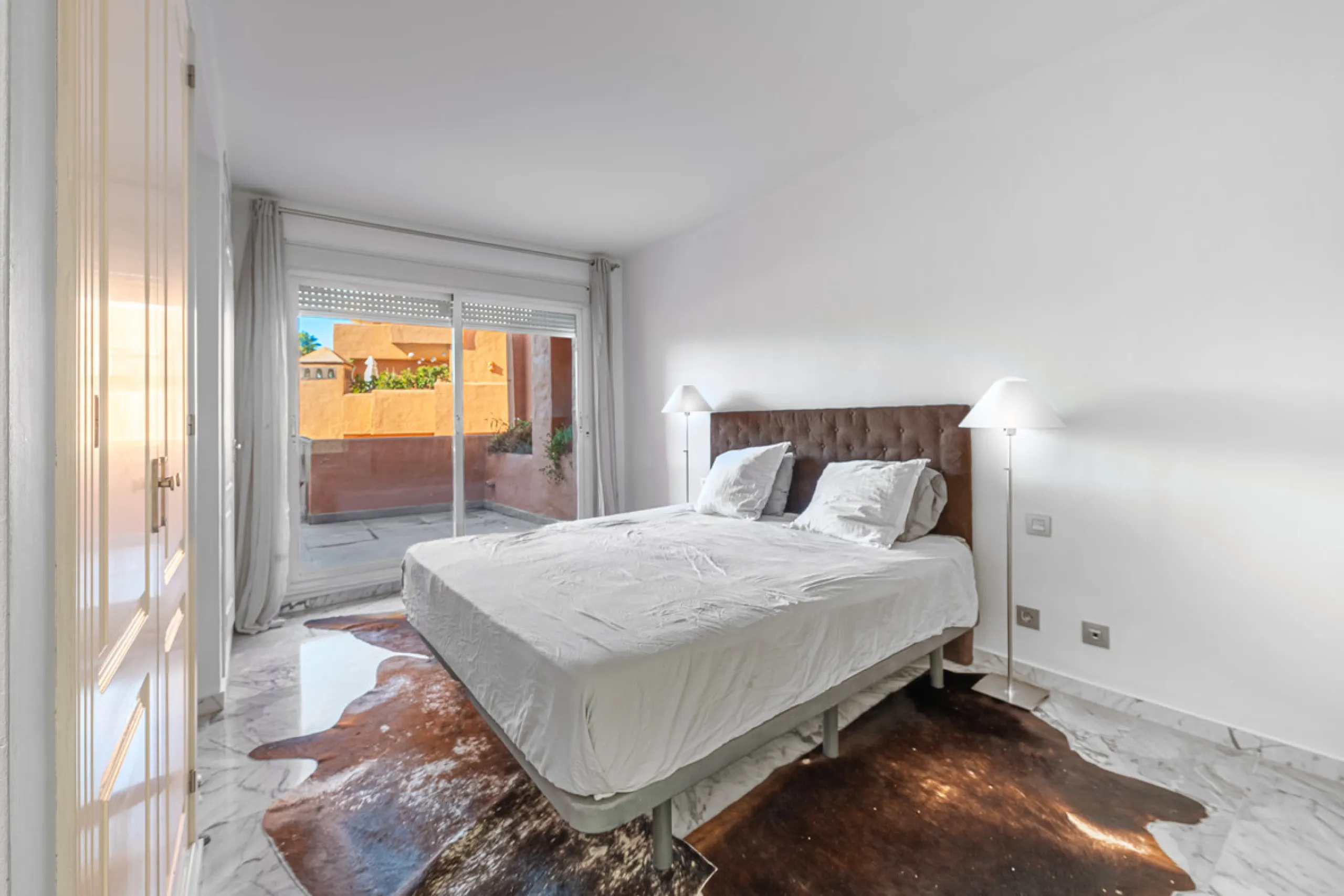 Alhambra del Golf is a gated residential complex located in the privileged area of Guadalmina Baja and Casasola. Just a few minutes' walk from the beach.