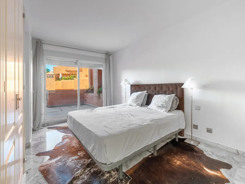 Alhambra del Golf is a gated residential complex located in the privileged area of Guadalmina Baja and Casasola. Just a few minutes' walk from the beach.