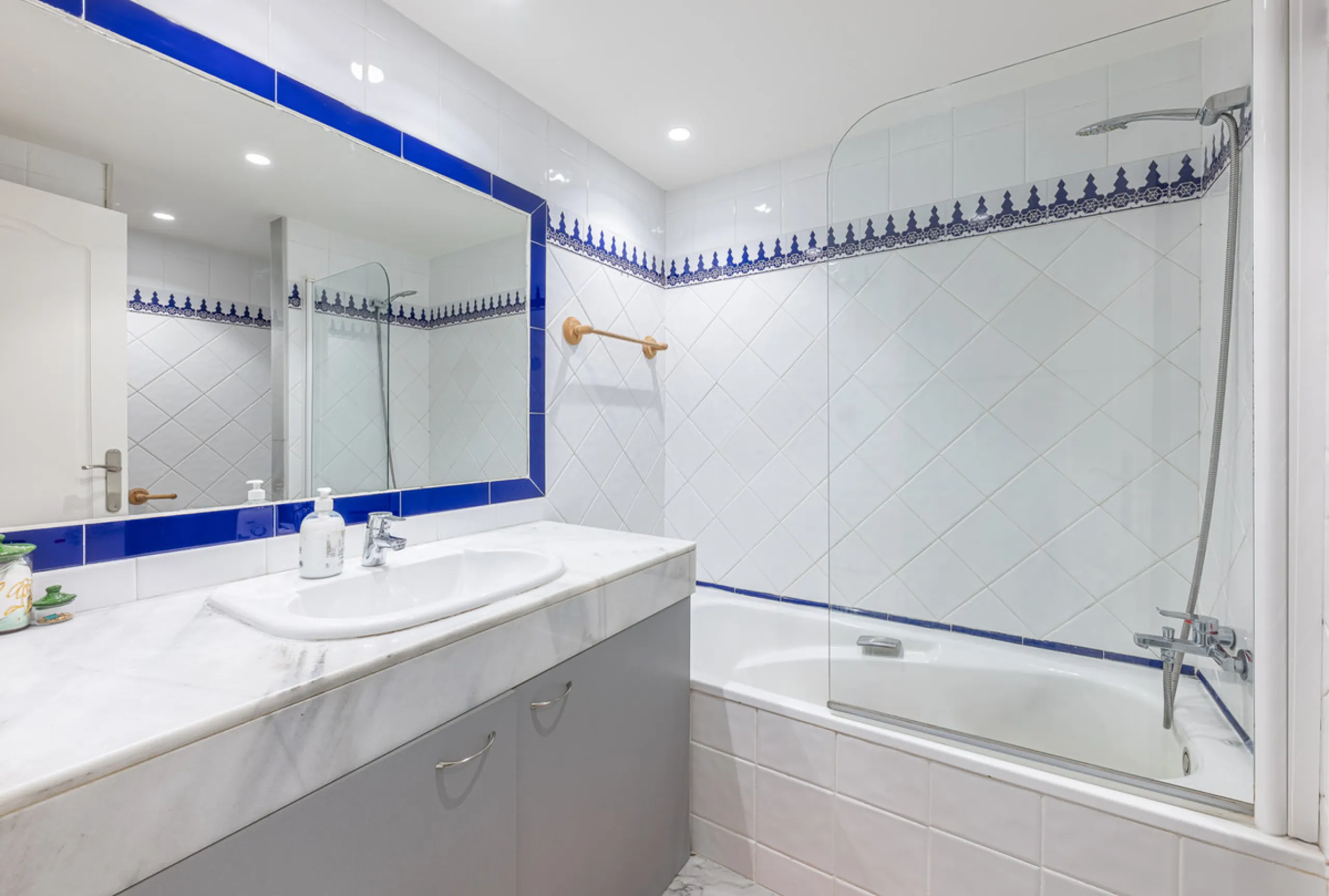 Alhambra del Golf is a gated residential complex located in the privileged area of Guadalmina Baja and Casasola. Just a few minutes' walk from the beach.
