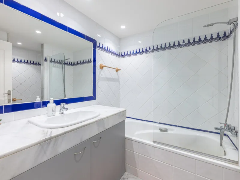 Alhambra del Golf is a gated residential complex located in the privileged area of Guadalmina Baja and Casasola. Just a few minutes' walk from the beach.