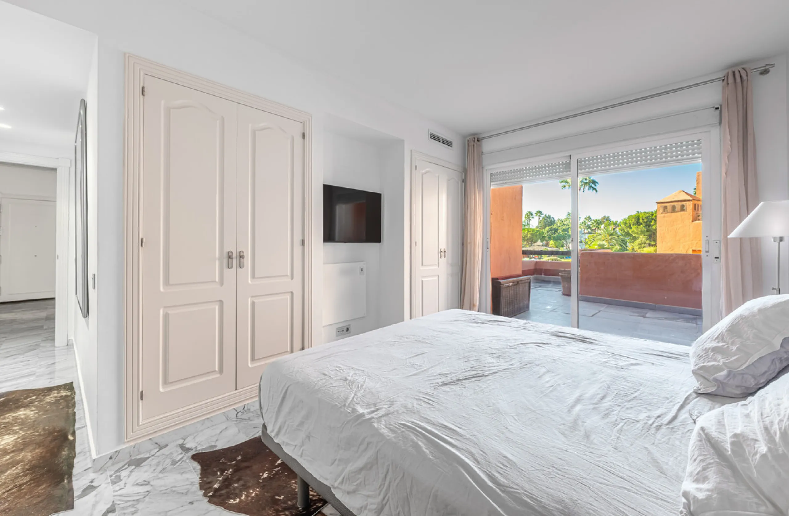 Alhambra del Golf is a gated residential complex located in the privileged area of Guadalmina Baja and Casasola. Just a few minutes' walk from the beach.