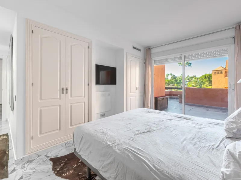 Alhambra del Golf is a gated residential complex located in the privileged area of Guadalmina Baja and Casasola. Just a few minutes' walk from the beach.
