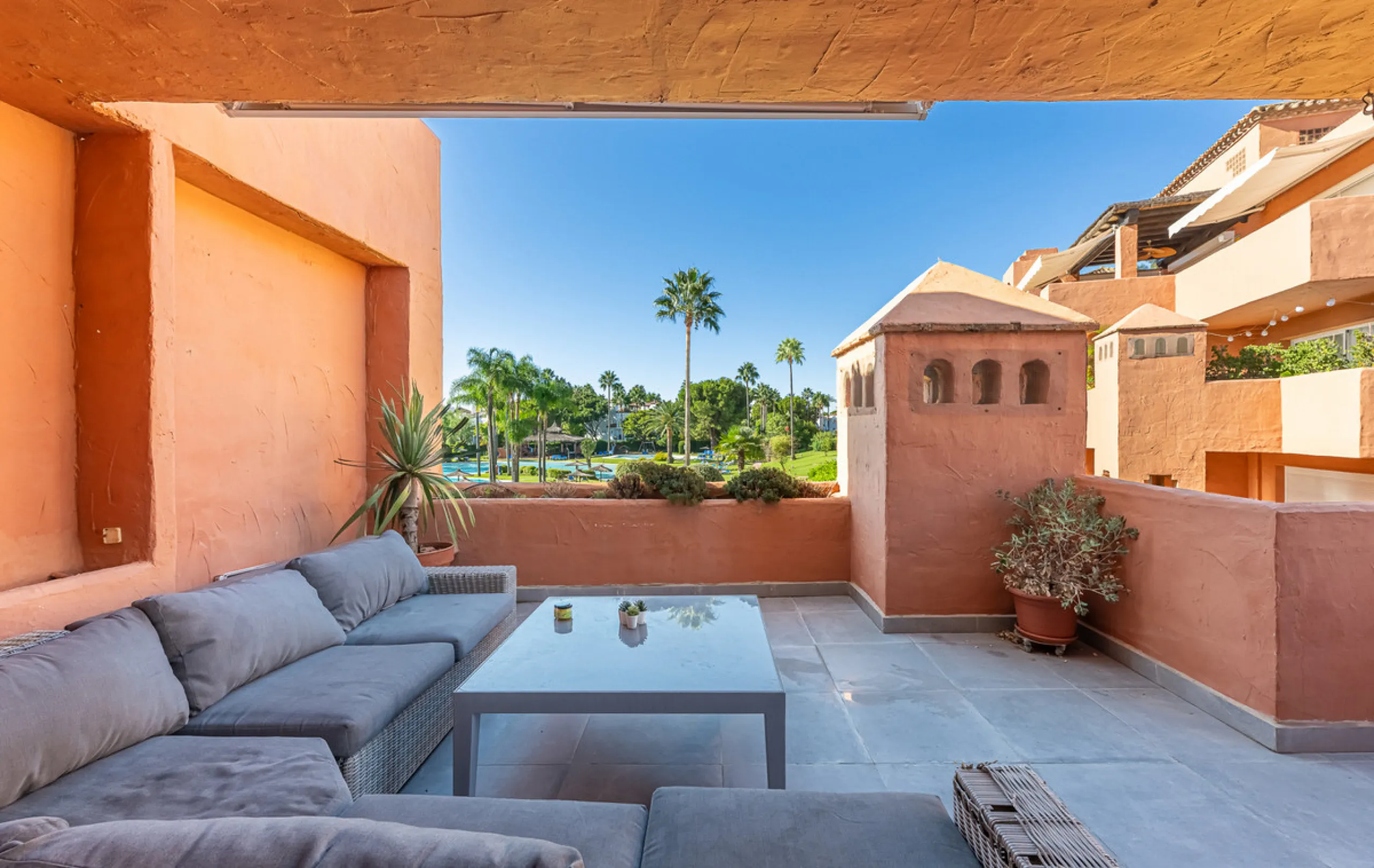 Alhambra del Golf is a gated residential complex located in the privileged area of Guadalmina Baja and Casasola. Just a few minutes' walk from the beach.