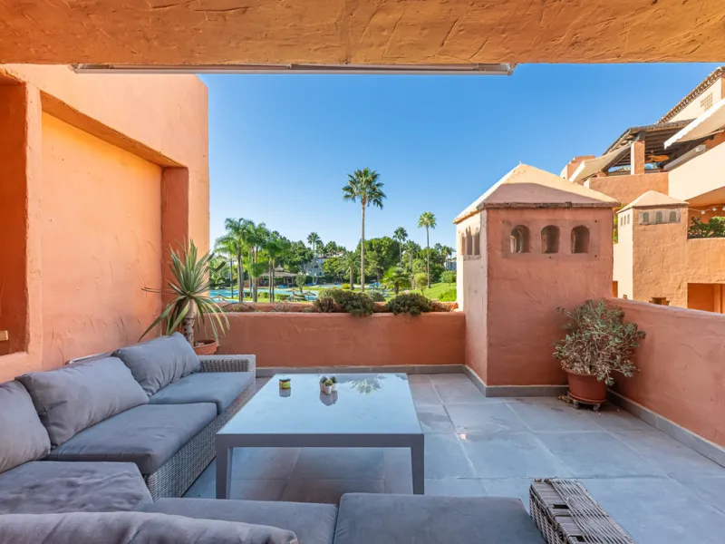 Alhambra del Golf is a gated residential complex located in the privileged area of Guadalmina Baja and Casasola. Just a few minutes' walk from the beach.