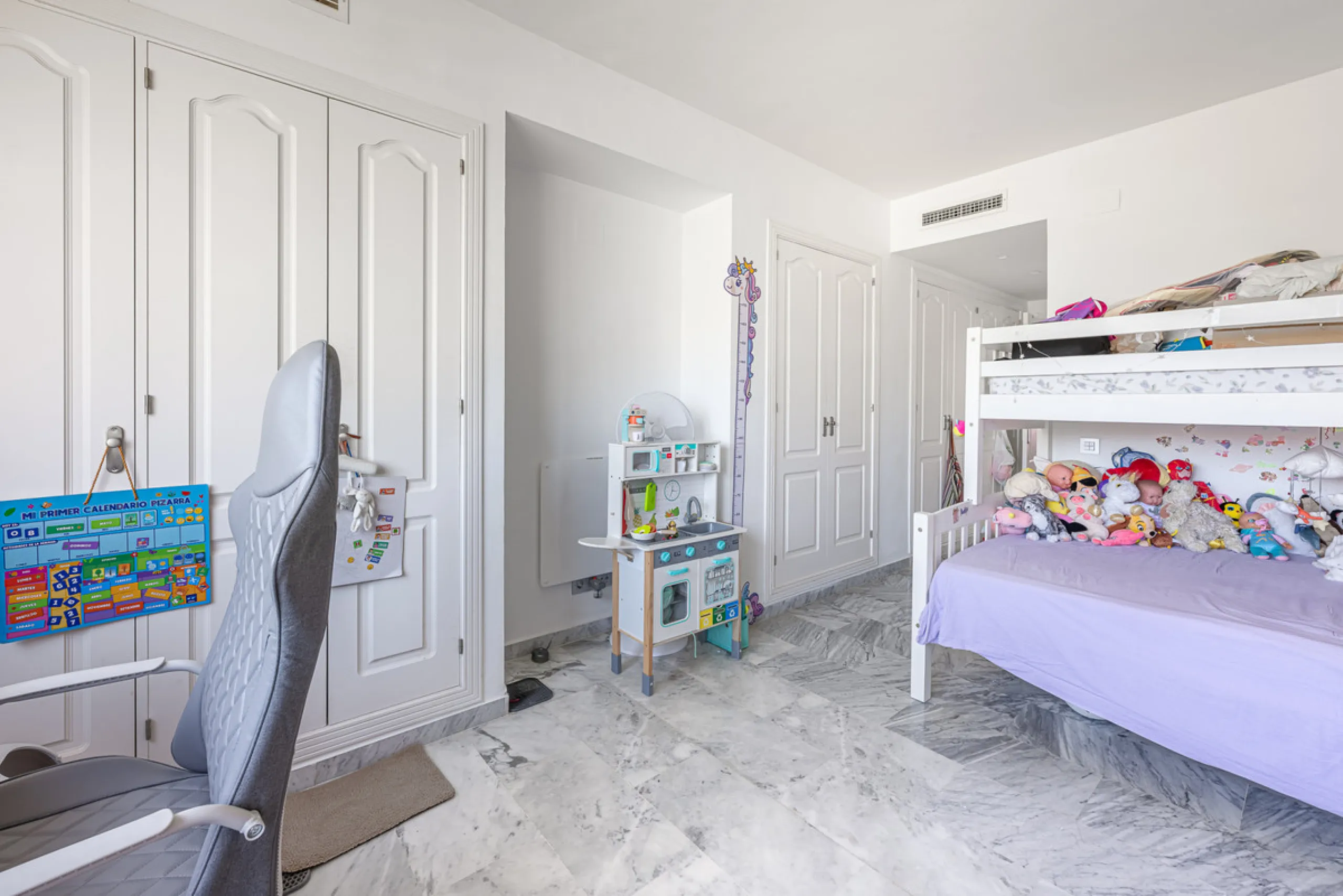 Alhambra del Golf is a gated residential complex located in the privileged area of Guadalmina Baja and Casasola. Just a few minutes' walk from the beach.